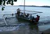 Des personnes sur une pirogue