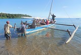 Départ en pirogue pour l'ilôt sacré...